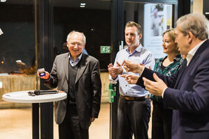 Peter Hofelich erhält die Willy-Brandt-Medaille verliehen
