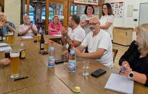 Ortvereinsvorsitzende Ingrid Katz-Hofelich überreicht Neumitglied Hymeira Mrazic (im Hintergrund) das SPD-Parteibuch